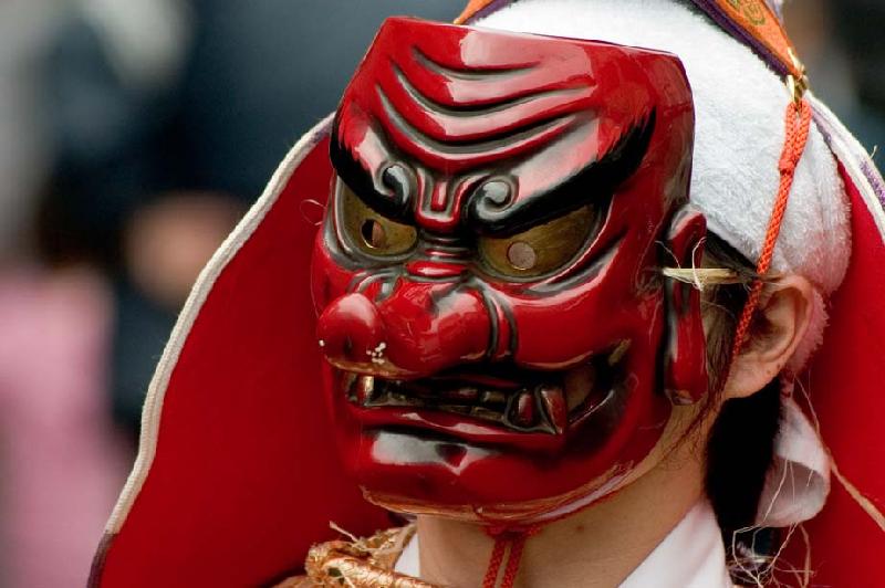 Une personne portant un masque de Tengu, une figure punitive du folklore japonais